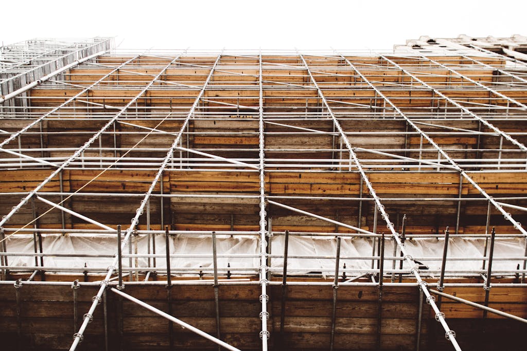 Foto von Josh Sorenson A detailed view of scaffolding at a construction site shows structure and pattern.